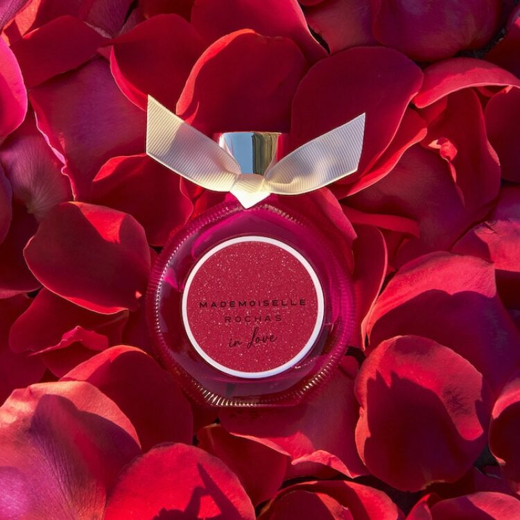 2026_DIGITAL ASSETS_MLLE IN LOVE_BOTTLE AND ROSE PETALS_1_1